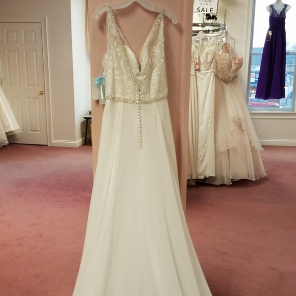 Wedding Dress - Picture 4 of 8